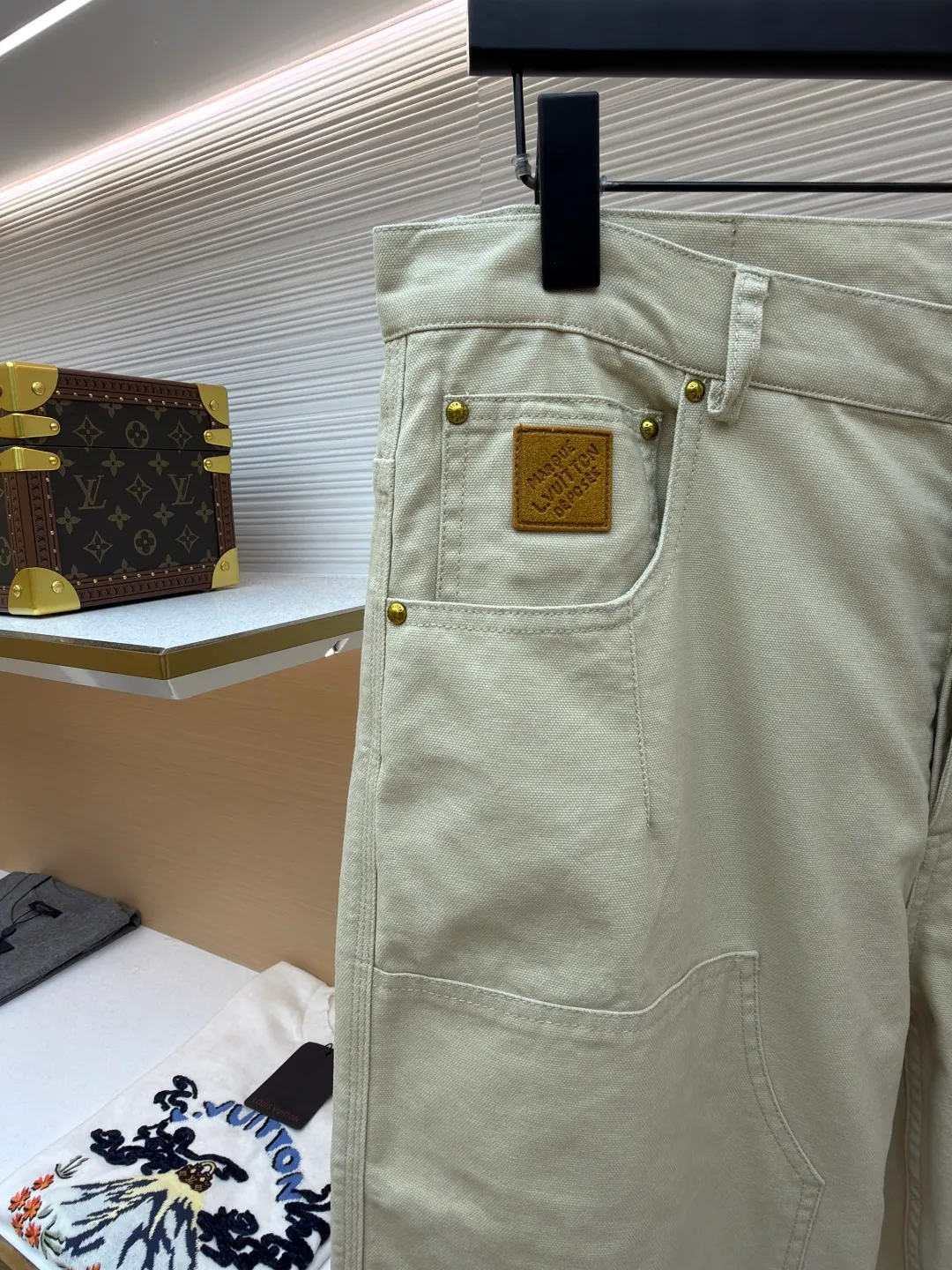 LOUIS VUITTON straight side pocket denim overalls ●Original version: Purchased and developed for 12999 ●Item number: 1681702-B05 ●Material: Pearl spun washed cotton fabric ●Technology: Overlocked production ●Color: Khaki ●Version: Fitted version ●Weight: about 700 grams ●Size: 46-48-50-52 ●Description: These Louis Vuitton straight side pocket overalls use garment washing technology to give the fabric a unique texture and retro charm. Customized leather labels highlight the brand's style and add luxurious details to the overall design. In terms of technology, high-quality cotton blended fabric is used and processed through multiple processes, which not only maintains the stiffness of the fabric, but also improves comfort and breathability. The trousers are carefully tailored, with a classic button design at the waist. The three-dimensional pockets on both sides are combined with a straight fit, which not only retains the practical function of overalls, but also shows a fashionable and casual style. The garment washing process gives the pants a natural distressed effect. Each pair of pants has a slightly different color and texture, giving it a unique personality. The customized leather label is the finishing touch. The exquisite embossing and delicate stitching reflect the brand's ultimate pursuit of details. Hand washing is recommended to maintain the texture and color of the fabric and avoid excessive wear. Due to different measurement methods, the error of 1-3 cm is within the normal range, ensuring comfort and fit. The overall wiring is straight and delicate, the fabric is comfortable and soft, and the color is consistent without color difference. It can be matched with the same style to create a fashionable look and control various occasions. Customized accessories, complete with three standards, same style for men and women!